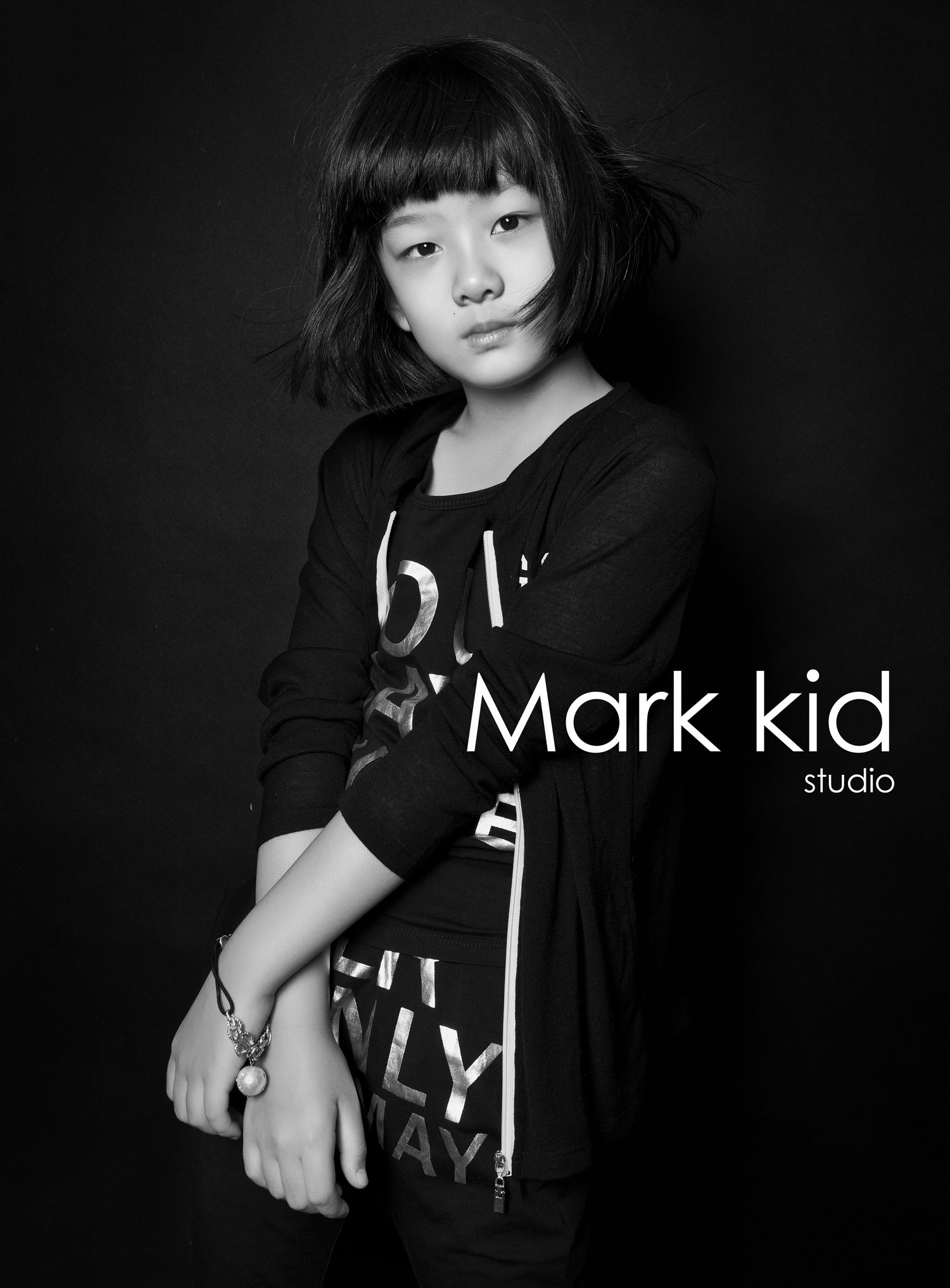 黑色背景中的女孩-小小舞蹈家-MARKKID马可儿童摄影